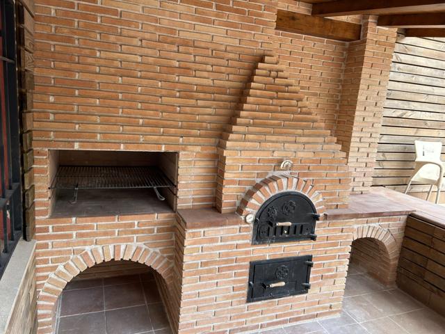 Barbacoa y horno de leña de ladrillo hechos a medida