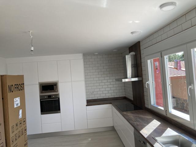 Cocina reformada con muebles blancos