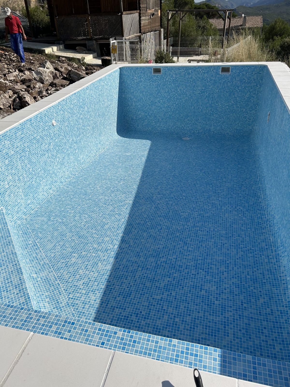Vaso de piscina de obra con gresite azul