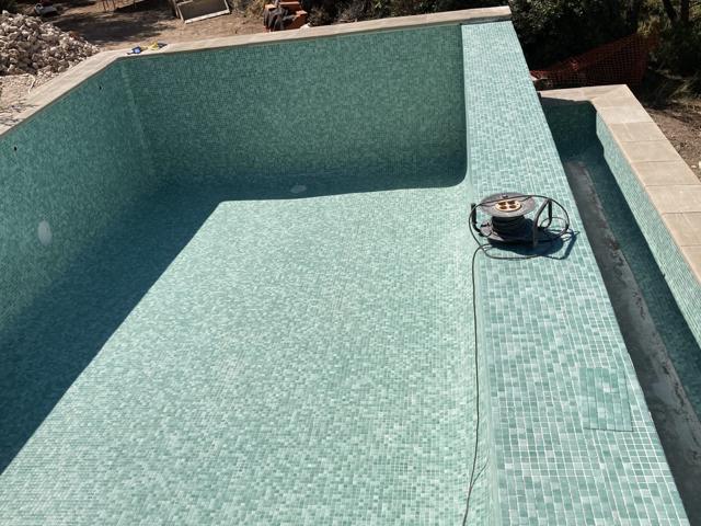 Piscina de gresite verde recién construida