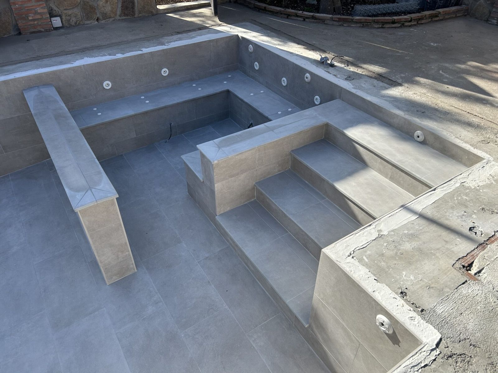 Vaso de piscina de gunita recién proyectado con hormigón