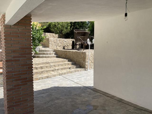 Porche con escaleras de piedra natural