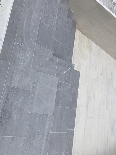 Solado de porcelánico gris en exterior